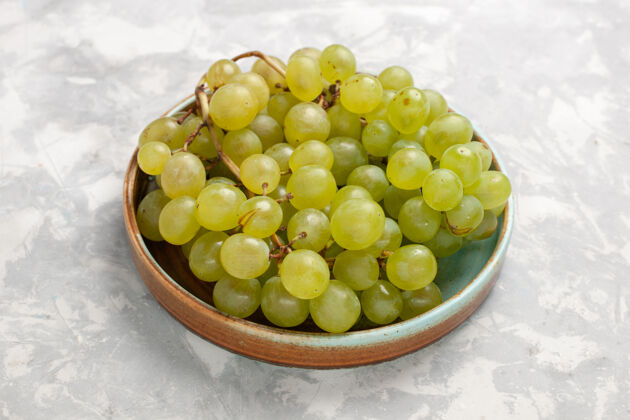 生的正面近距离观赏新鲜的绿色葡萄多汁醇厚的甜水果上的白色书桌水果新鲜醇厚的果汁酒葡萄可食用的水果葡萄酒