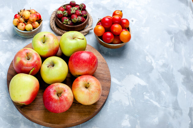 生的半俯视新鲜的苹果成熟醇厚的水果在浅白的桌子上水果食物维生素颜色新鲜的树桃颜色维生素