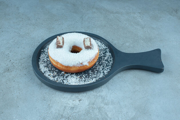 糕点放在大理石上的平底锅里的上釉甜甜圈可口美味烘焙