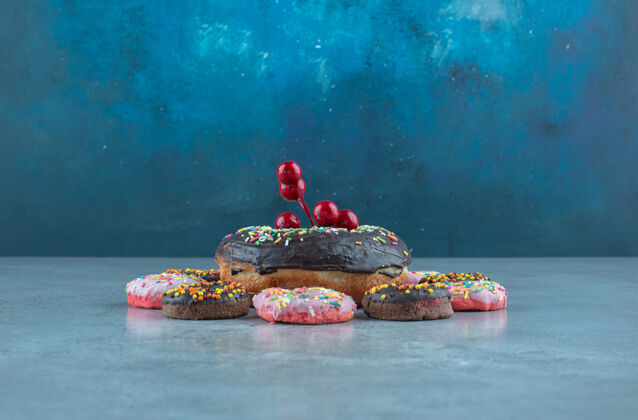 甜点用大理石装饰的圣诞浆果装饰的一捆甜甜圈美味美味糕点