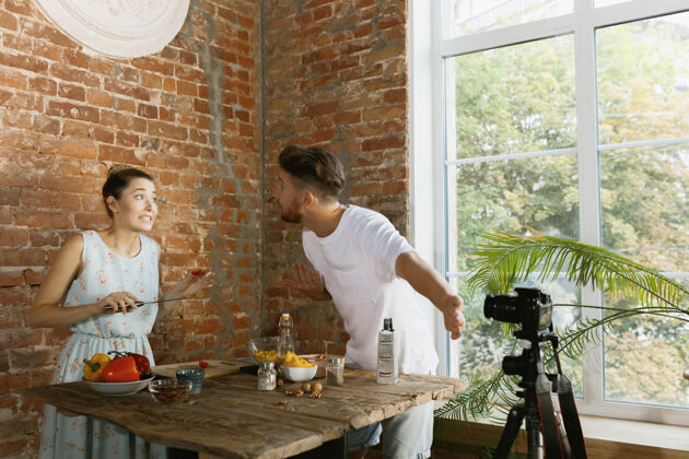 博客年轻夫妇烹饪和录制视频直播的虚拟博客和社交媒体电话互联网拍摄