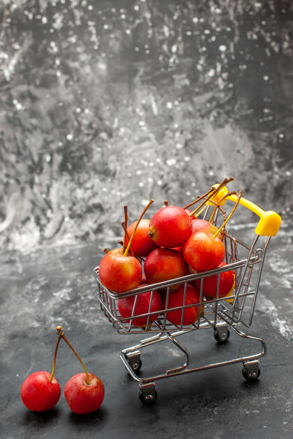 轮式车辆红色樱桃内外立面图迷你购物图上带灰色可食用购物车苹果