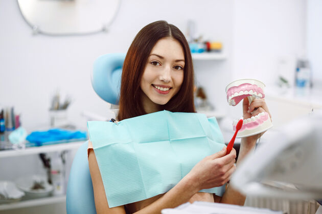 口腔助理牙医和诊所里的病人成人手套健康