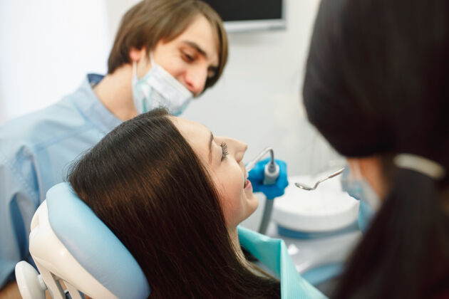 专业助理牙医和诊所里的病人牙齿女性护理