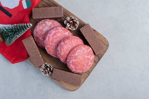 美味饼干 巧克力华夫饼和圣诞饰品在大理石表面甜点薄饼巧克力