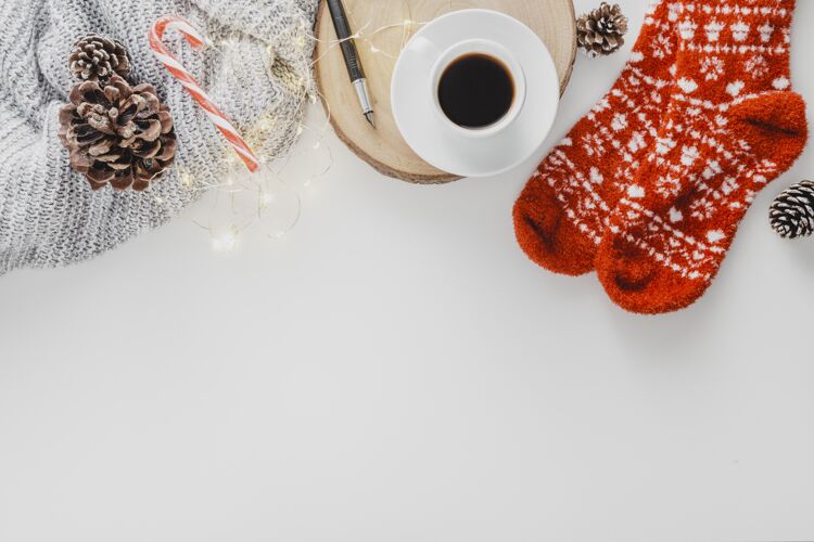 温暖顶视图咖啡杯和袜子与复制空间斯堪的纳维亚设计装饰