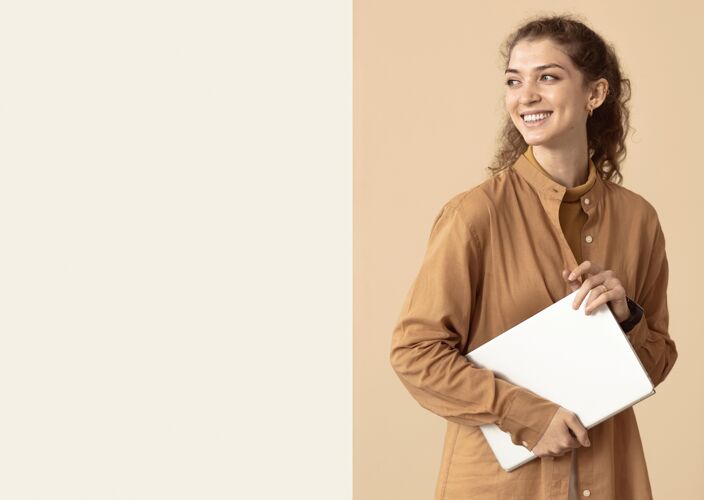 模特女人看向别处 手里拿着笔记本电脑的复印空间人科技数码