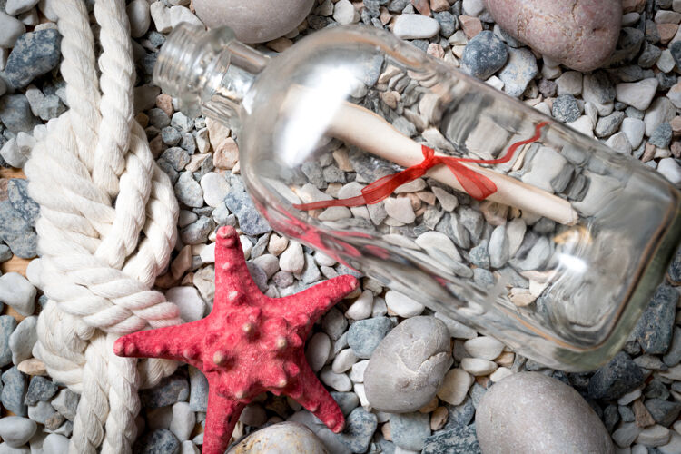 海滨信在瓶子上的石头上有红海星和海星结古代岛屿海螺