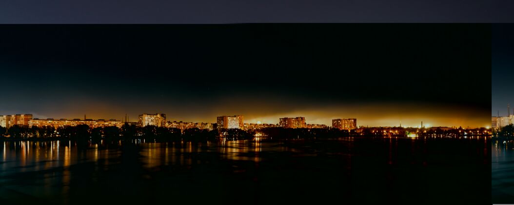 反射平静美丽的大第聂伯河在巨大的夜光灿烂的城市第聂伯罗彼得罗夫斯克在精彩的乌克兰乌克兰黄昏地标