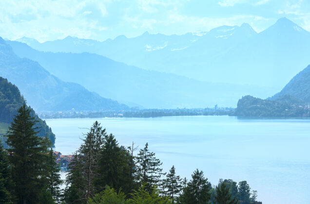 阿尔卑斯山布里恩兹湖（或布里恩泽西）夏季傍晚雾霭景观（瑞士）风景薄雾薄雾