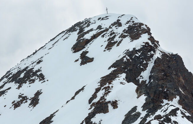 高六月从卡尔斯乔克阿尔卑斯山（3108米 靠近奥-意边界的考恩塔尔-格雷彻）俯瞰悬崖和云层十字架阿尔卑斯山斜坡