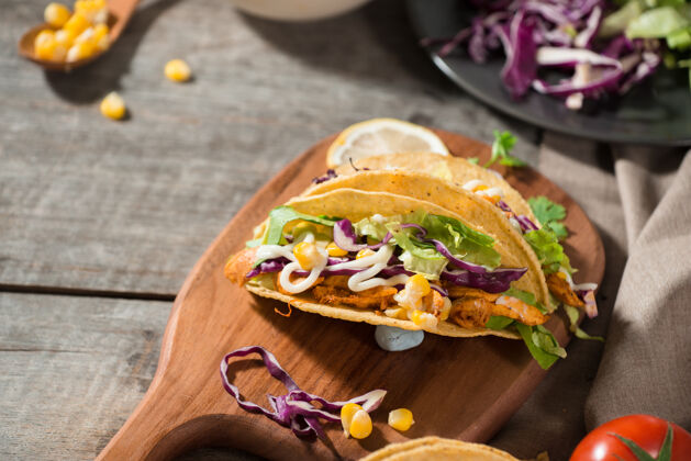 一餐传统的墨西哥玉米卷 配鸡肉和蔬菜 放在木桌上拉丁美洲食物小吃新鲜牛肉