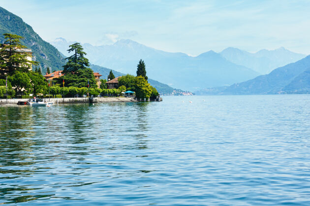 海岸线科莫湖（意大利）从船上看夏天的景色风景季节地表