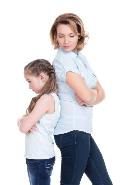 养育伤心的母女有问题或争吵背靠背站在白色工作室孤立争吵不好关系