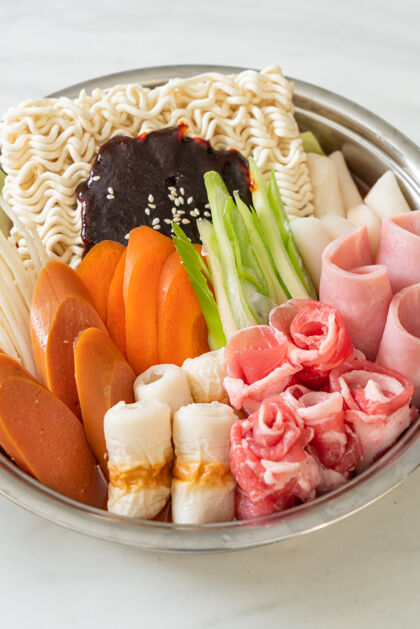 红udaejjigae或budaejjigae（陆军炖肉或陆军基地炖肉）它是装着泡菜 垃圾邮件 香肠 拉面和更流行的韩国火锅食品风格炖锅锅牛肉