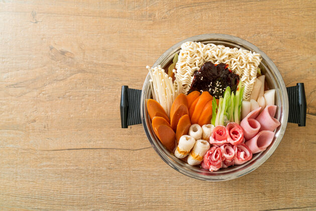 泡菜budaejjigae或budaejjigae（陆军炖肉或陆军基地炖肉）它是装着泡菜 垃圾邮件 香肠 拉面和更流行的韩国火锅食品风格炖方便面餐厅