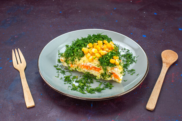 食物正面是美味的沙拉 蛋黄酱 蔬菜 玉米和鸡肉放在深色的桌子上前面玉米深色