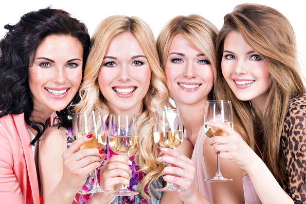 饮料一群年轻快乐的女人开派对 喝着白葡萄酒——与世隔绝大笑美丽四