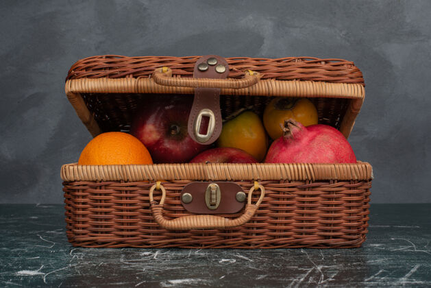年份打开装满水果的手提箱放在大理石桌上水果苹果美味
