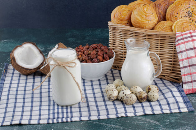 切大理石桌上放着牛奶 干枣和鹌鹑蛋鸡蛋传统桌布