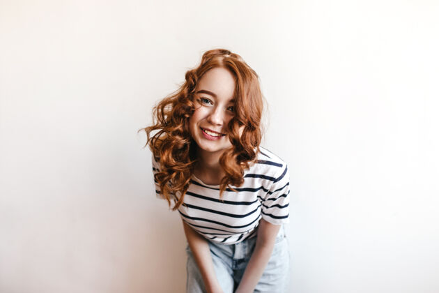 红发幸福的时尚女孩 闪亮的深色头发摆姿势姜活跃的年轻女士在拍照时玩得很开心人肖像头发