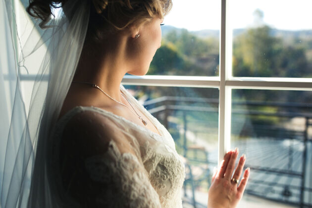 兴奋新娘从酒店房间透过窗户看人妻子早晨