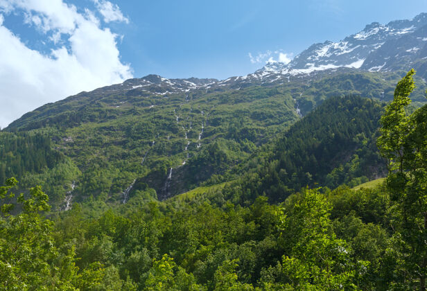 瑞士格里姆塞尔山口夏季景观 山顶积雪（瑞士 伯尔尼阿尔卑斯山）瀑布季节岩石