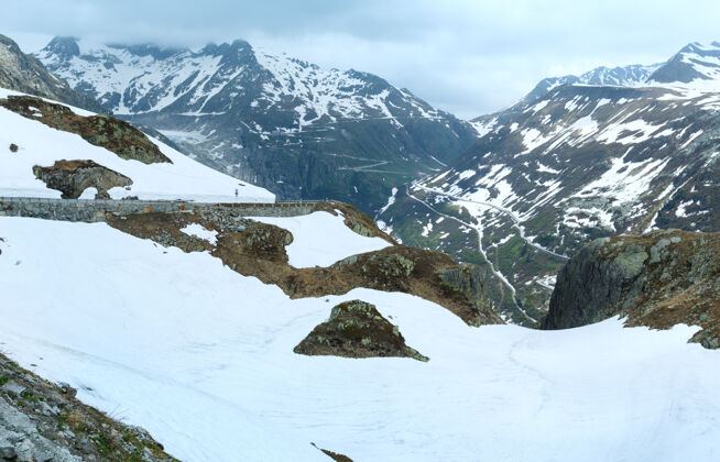 雪夏日山景带路（瑞士格里姆塞尔山口）季节瑞士阿尔卑斯山通行证