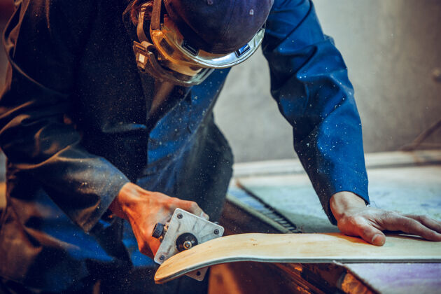 木材使用圆锯切割木板的木匠男工人或手持电动工具的手巧工人的施工详图手磨床木材