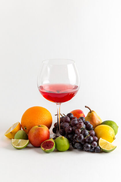 酒精正面视图红色酒杯内有不同的新鲜水果 白色墙壁上有酒精饮料 威士忌酒吧景观里面葡萄酒