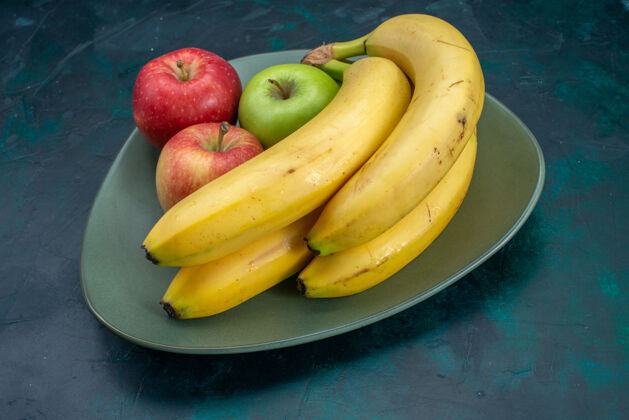 农产品前视不同水果组成的苹果和香蕉深蓝色桌上水果新鲜醇厚的异国情调热带蔬菜不同生的