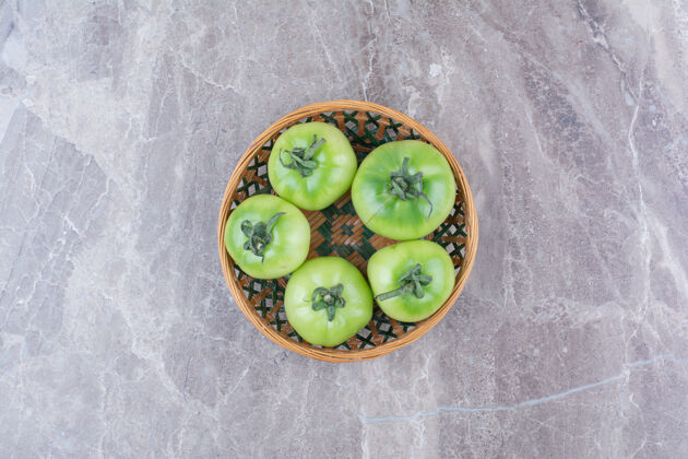 叶子一堆绿色的西红柿放在陶瓷碗里植物食物碗
