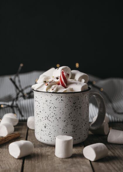 芳香正面图：带棉花糖的热巧克力马克杯饮料美味季节性