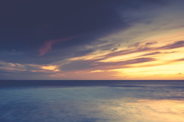五彩缤纷平静的海洋上令人叹为观止的日落景色-完美的墙纸热带傍晚风景