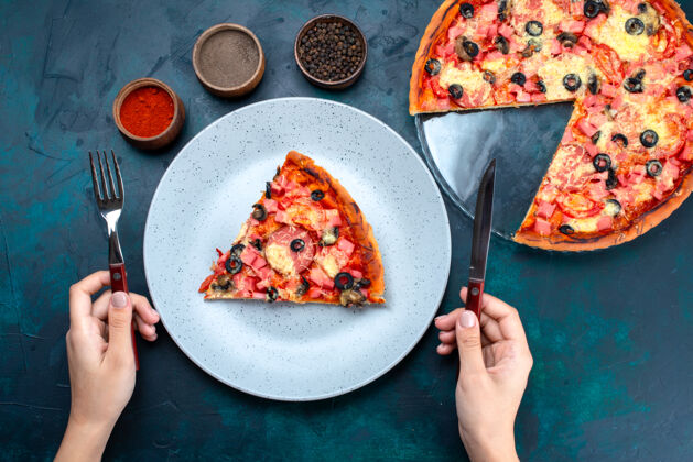 奶酪俯瞰图蓝色桌子上烤着美味的披萨 上面放着橄榄香肠和奶酪食物烘焙午餐