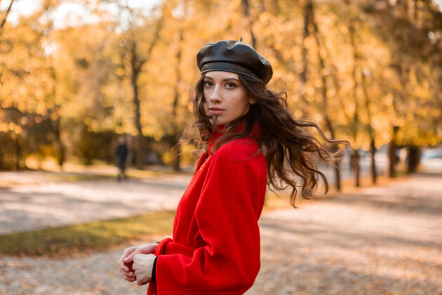 休闲迷人的时尚微笑的女人卷发漫步在公园穿着温暖的红色外套秋季时尚 街头风格 戴贝雷帽夹克优雅魅力