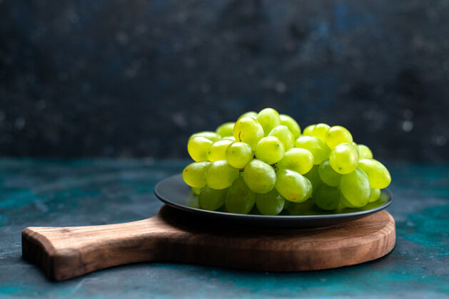 食物前视图新鲜的绿色葡萄醇厚多汁的水果在深蓝色桌板内网球正面葡萄
