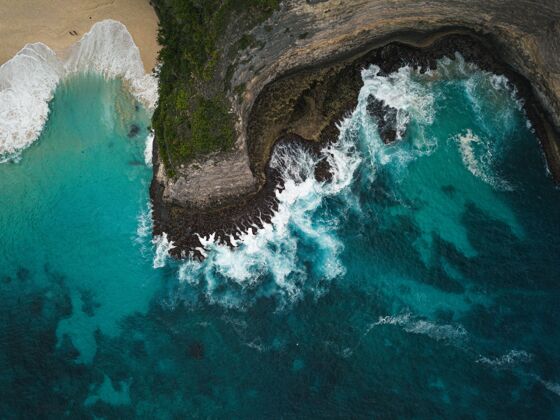 蓝色空中拍摄的悬崖被绿树环绕着大海天堂自然风景