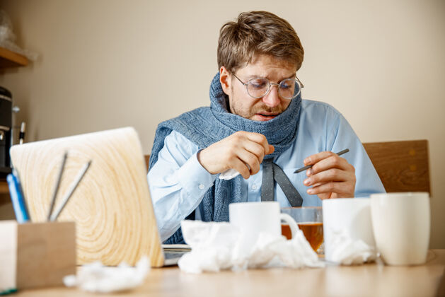 不健康感到恶心和疲倦在办公室工作的人喝一杯热茶 商人感冒 季节性流感大流行性流感 疾病预防 办公室空调引起疾病不良医疗保健感冒