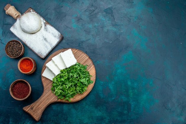 蔬菜白色乳酪的顶视图 黑色表面有新鲜的绿色和调味品刷子调味品食物