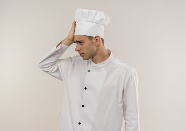 厨师疲惫不堪的年轻男厨师穿着厨师制服把手放在额头上 留着复印空间制服厨师穿