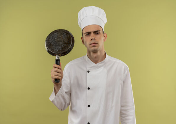 厨师严格的年轻男厨师穿着厨师制服 手里拿着炒锅厨师煎手
