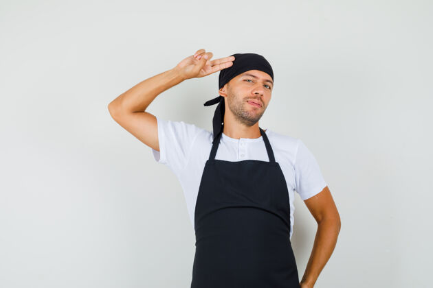 工作面包师手和手指指着头在t恤专业美食家职业