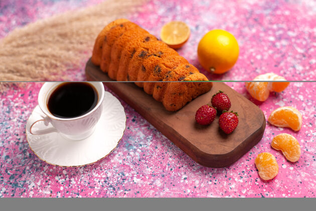 饼干半俯视美味蛋糕与红色新鲜草莓和橘子在粉红色的桌子上饮料草莓棕色