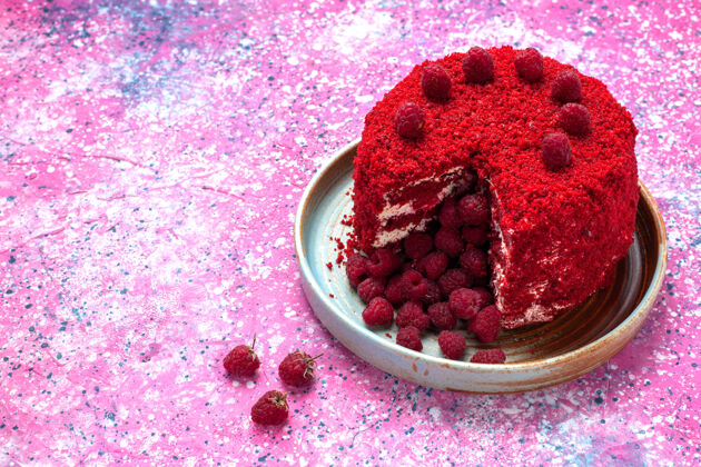 蛋糕半顶视图红色覆盆子蛋糕烤美味内板上粉红色的办公桌甜菜水果茶
