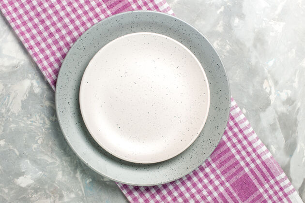 桌子灰色圆形空板顶视图 灰色表面上有白色板餐具饮料瓷器