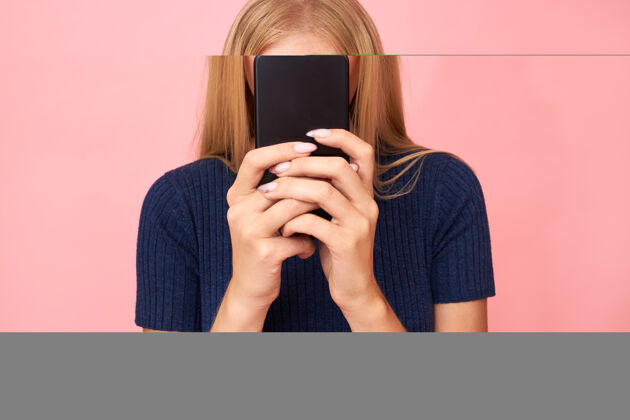 小工具金发碧眼的年轻女性眯着眼睛 拿着手机有着可疑的表情脸成人短信