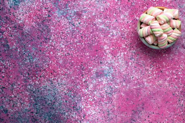 棉花糖甜美的棉花糖顶视图在粉红色的表面上圆形的罐子里面形成一点桌子压缩的锅