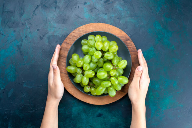 葡萄顶视图新鲜的绿色葡萄醇厚多汁的水果在深蓝色桌板内顶部新鲜水果