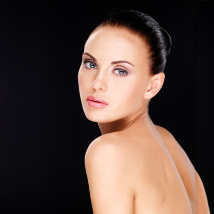 背景照片中的一个美丽的脸与新鲜的皮肤 在黑色背景的成年漂亮女人健康美容皮肤